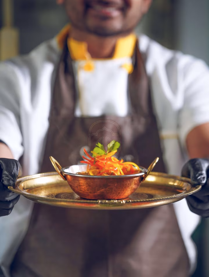 Uno cheff indiano propone un piatto speziato a base di lenticchie.