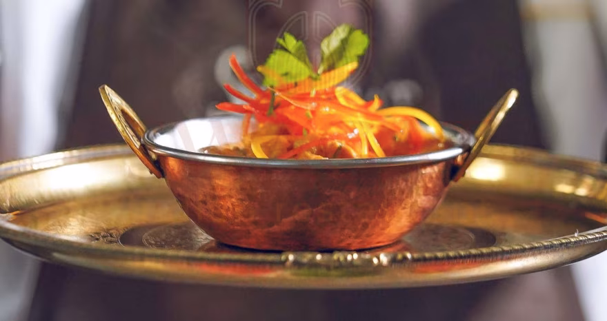 cropped-cheff2-swagat-scaled-1.jpg Uno cheff indiano propone un piatto speziato a base di lenticchie.